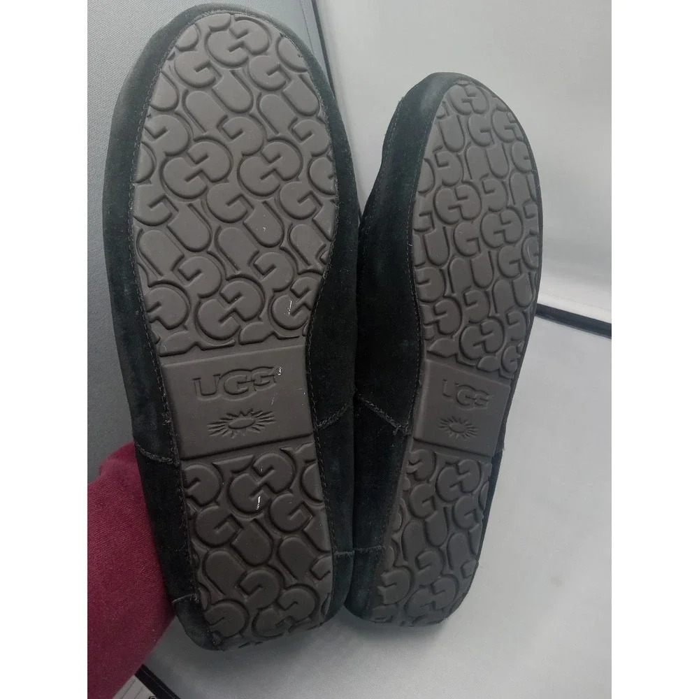 UGG‎ Mens Ascot Slipper Black Suede Size 18 Has A Spot.